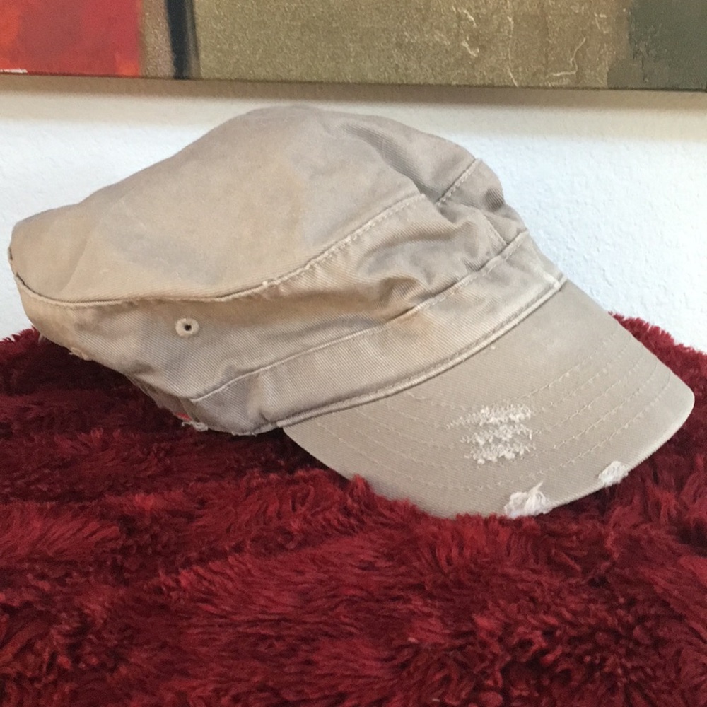 Cute tan distressed army hat!